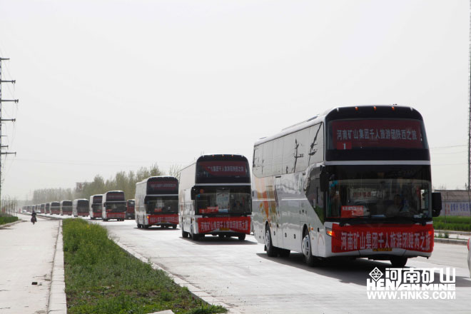 行進(jìn)中的車隊(duì)，浩浩蕩蕩，蔚為壯觀.jpg